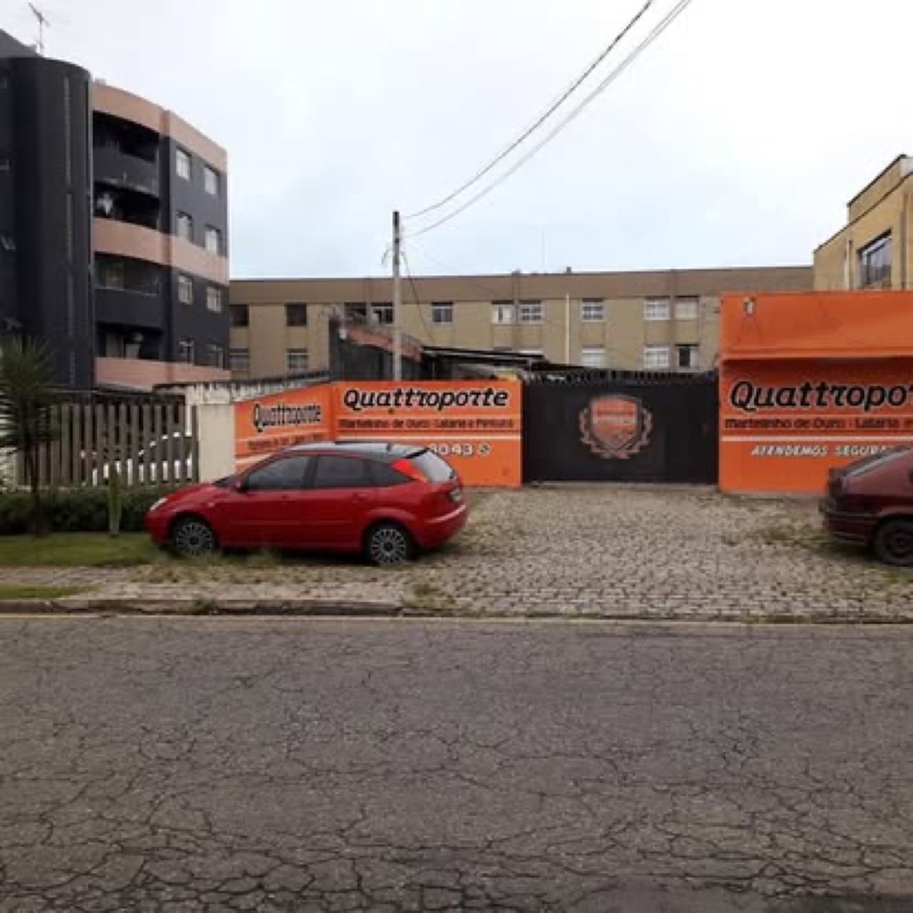 Fachada laranja real da Quattroporte Martelinho de Ouro vista da rua