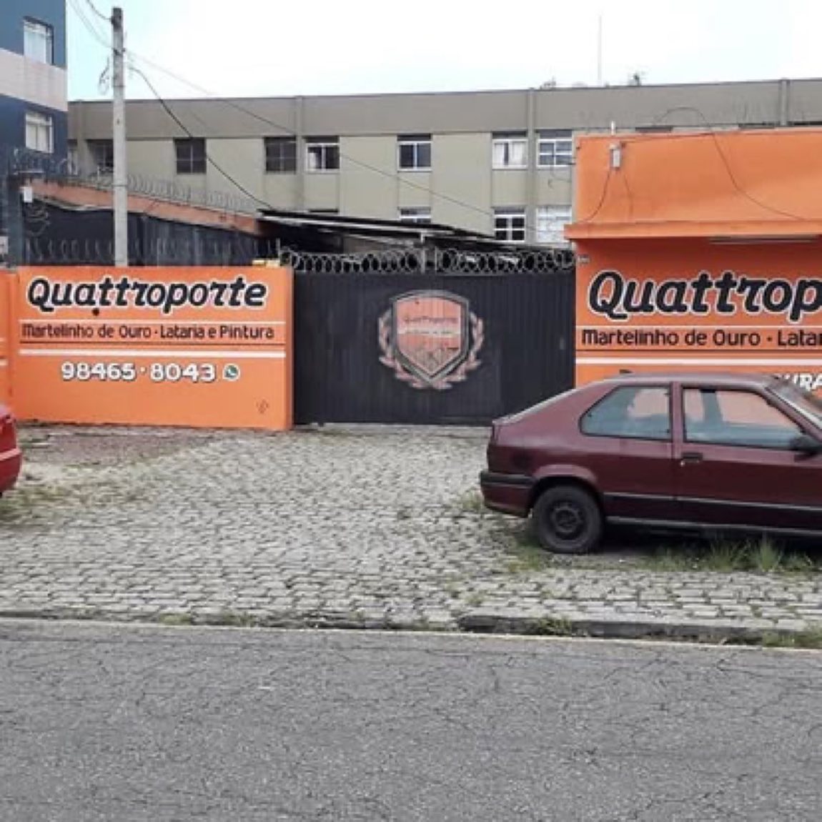 Brasão da Quattroporte aplicado no portão real da oficina